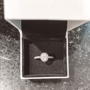 Pandora Oval Sparkle Halo Ring